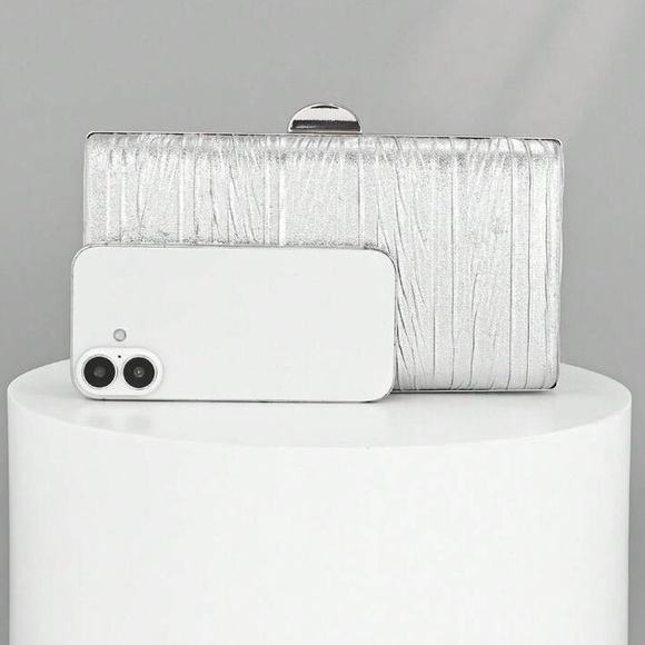 Elegant Silver Clutch Bag - Picture 4 of 8